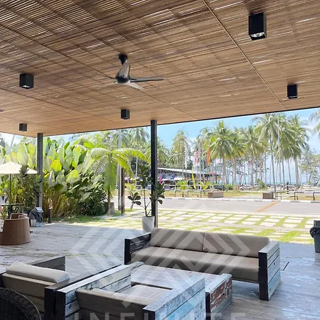 Roxy Sematan Beach Townhouse Deluxe , 1 & 2 Exterior photo
