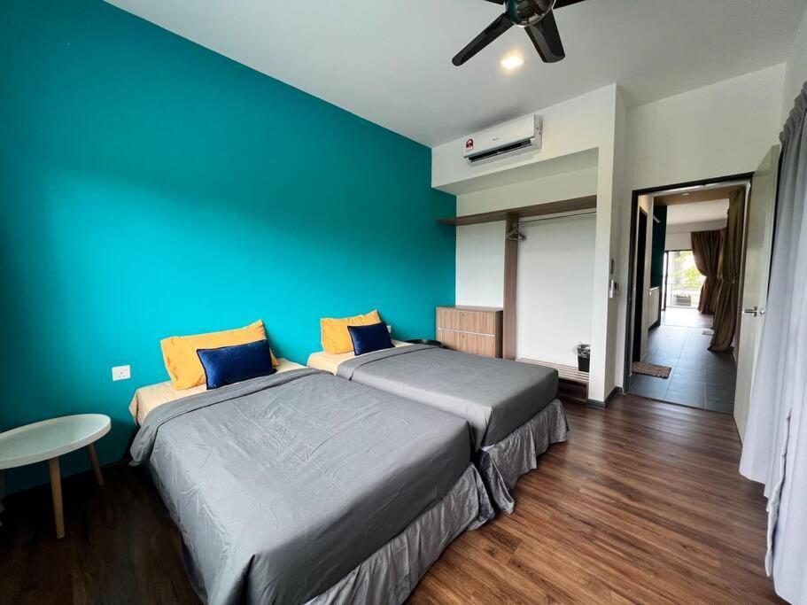 Roxy Townhouse Deluxe , 1 & 2 * Sematan