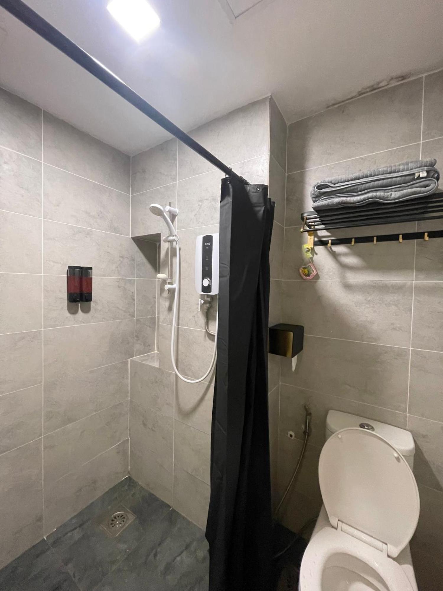 Roxy Townhouse Deluxe , 1 & 2 Sematan