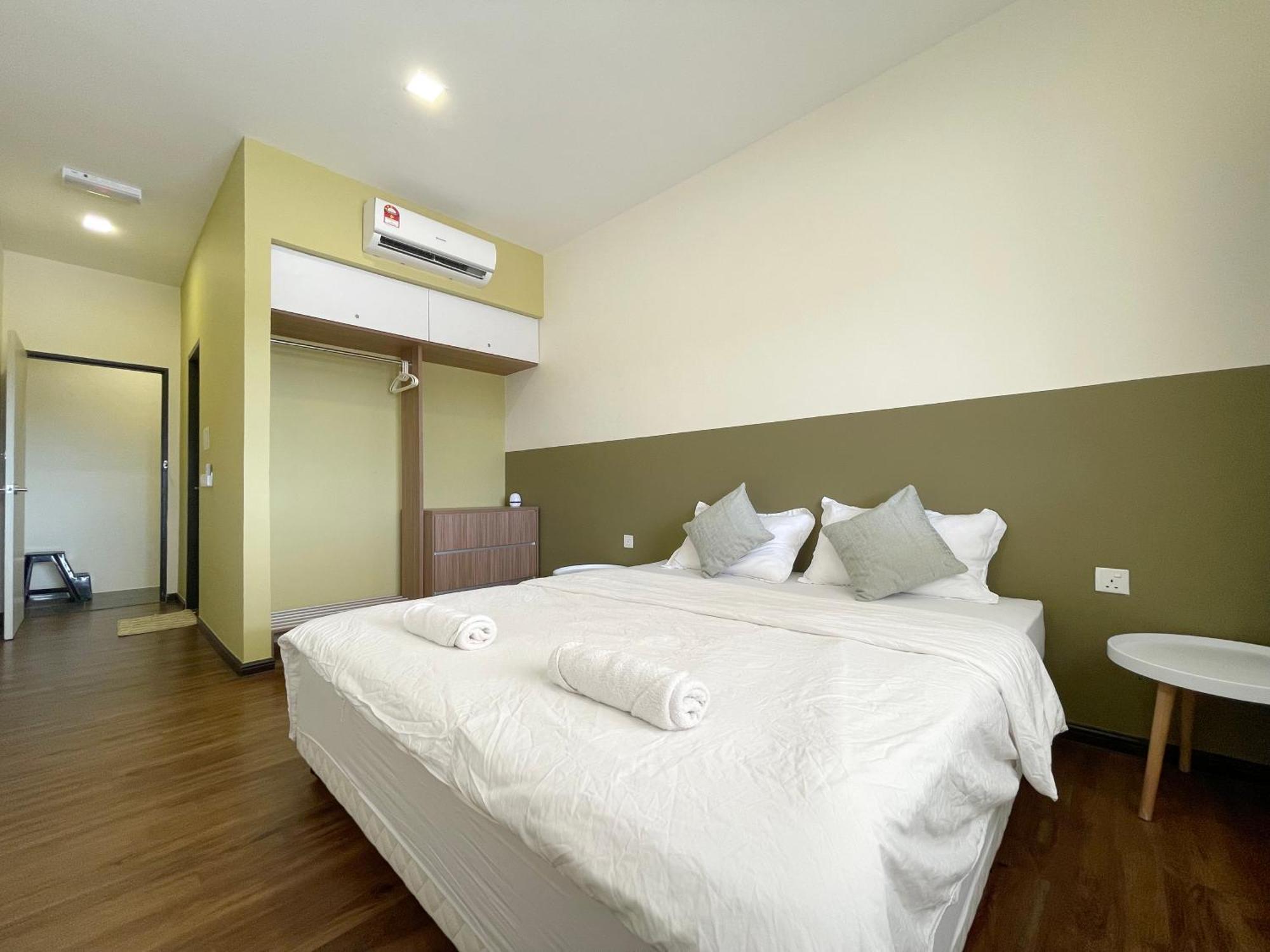 Roxy Townhouse Deluxe , 1 & 2 Sematan