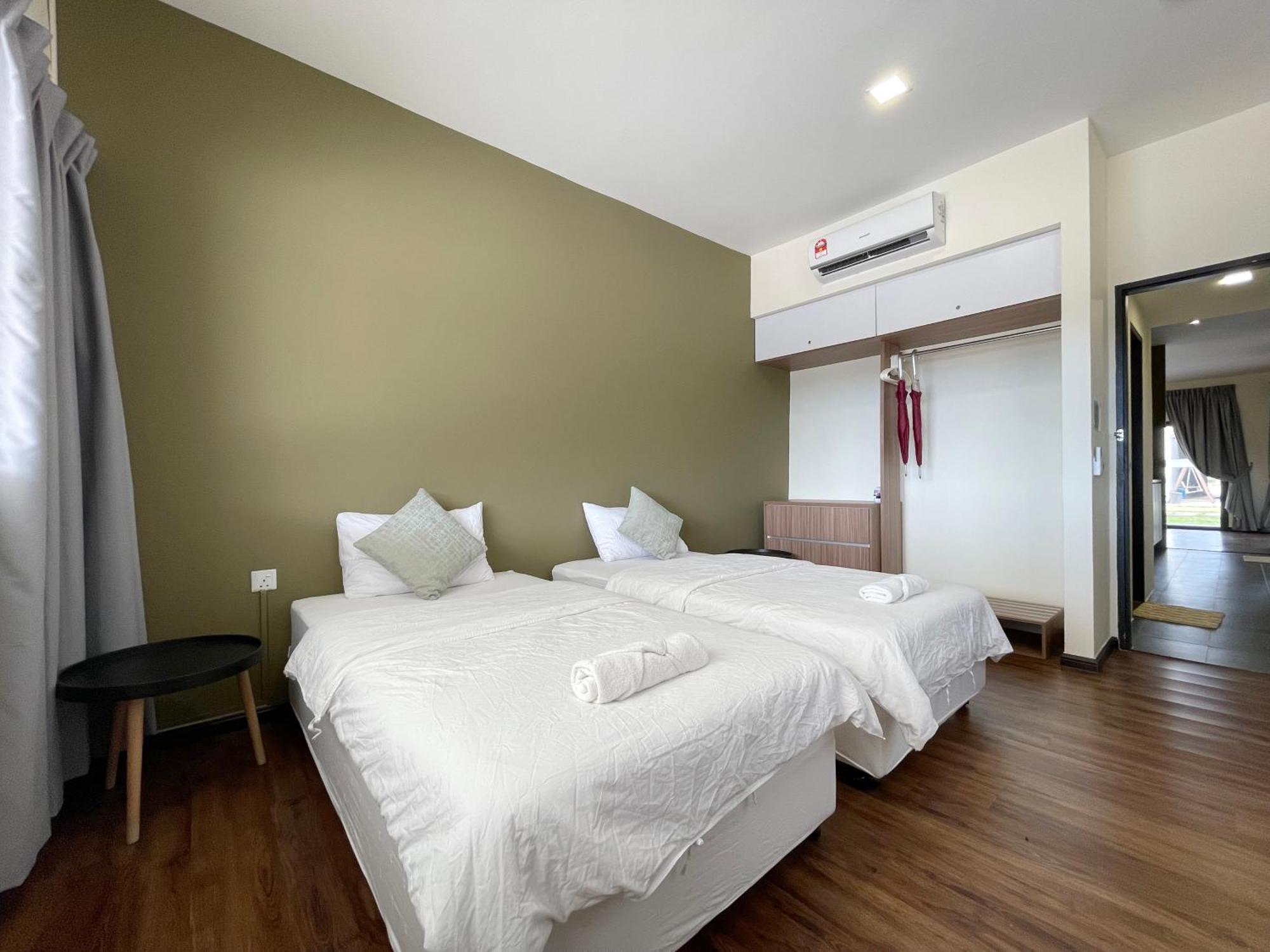 Roxy Townhouse Deluxe , 1 & 2 Sematan
