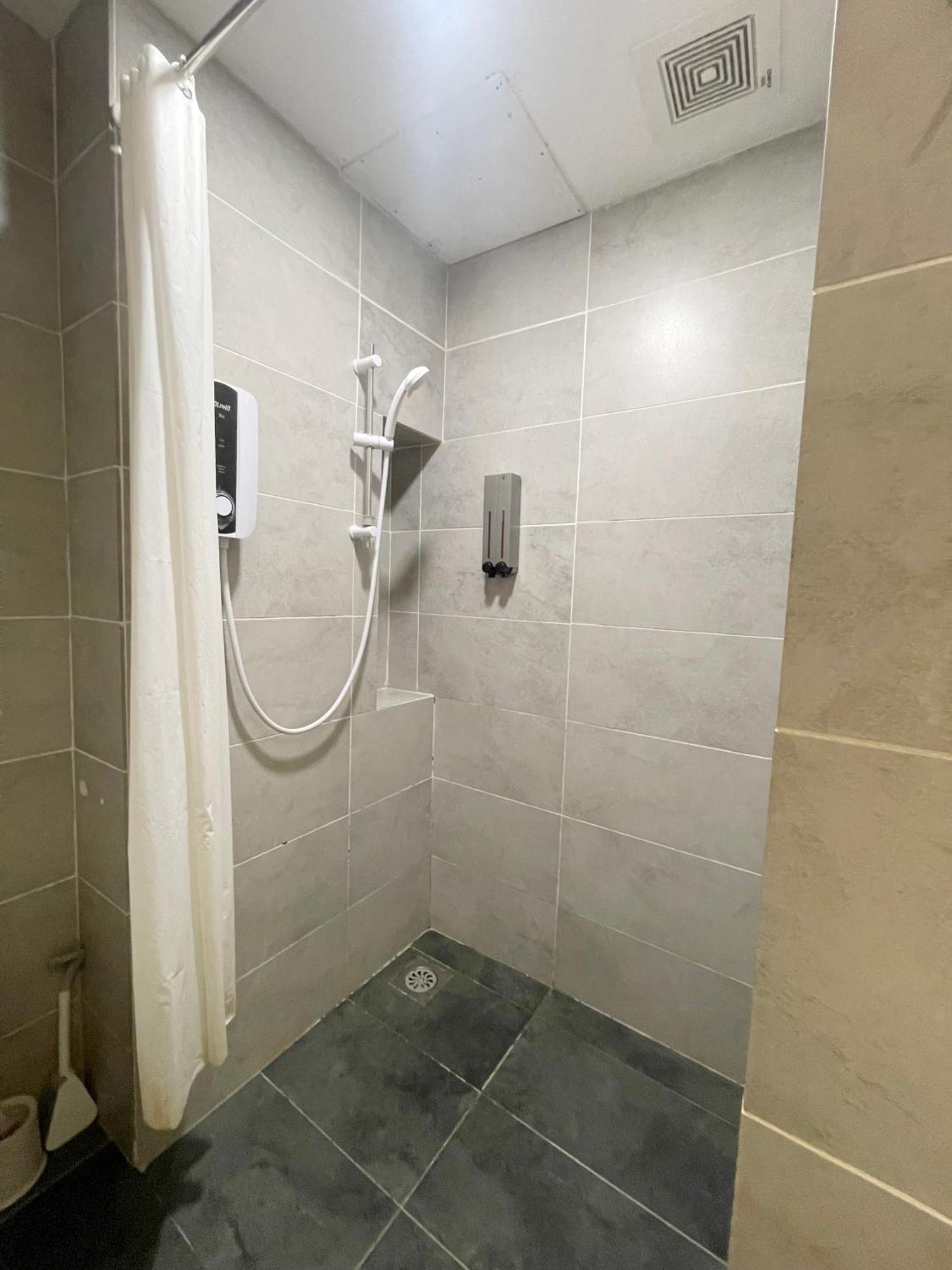Roxy Townhouse Deluxe , 1 & 2 Holiday home Sematan